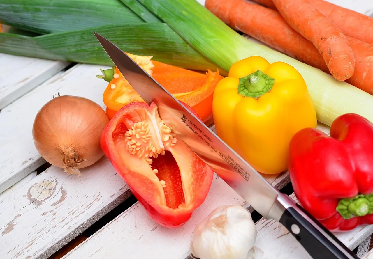 vegetables, slice, knife, chef's knife, bell peppers, leeks, carrots, onion, garlic, food, eat, red peppers, peppers, capsicums, healthy, cut, cook, preparation, food preparation, ingredients, vegetables, vegetables, vegetables, knife, knife, knife,…