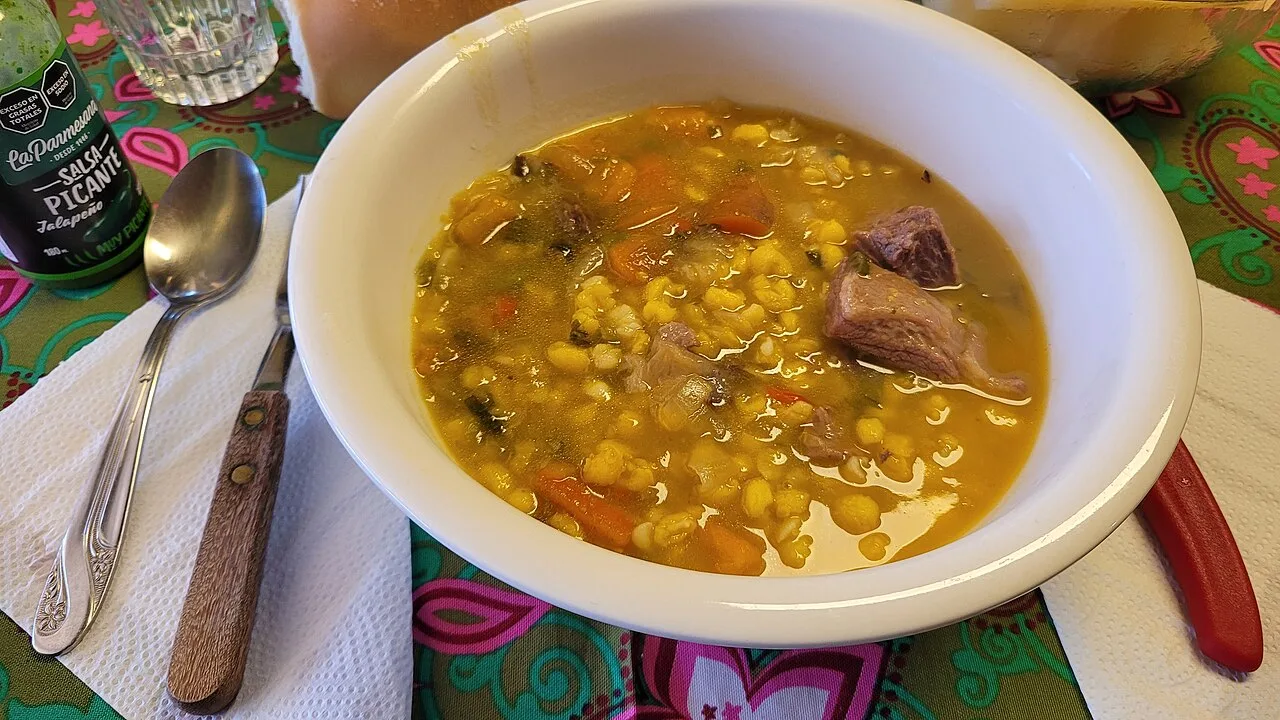 Cómo recalentar locro sin que se pegue, se corte ni quede demasiado espeso. Imagen ilustrativa gastronómica.