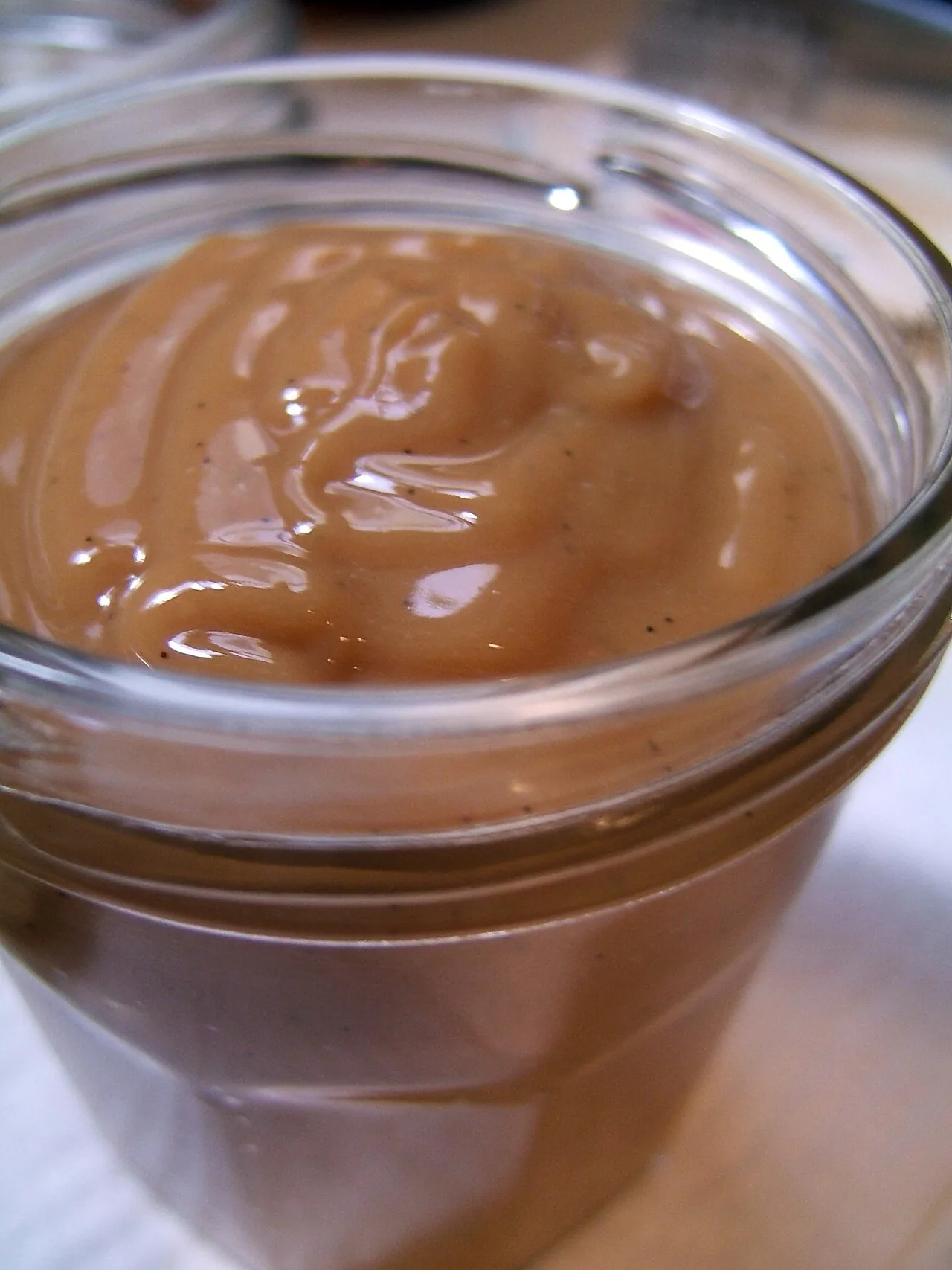 Crema pastelera cortada: prevención, señales y recuperación sin grumos. Imagen ilustrativa gastronómica.