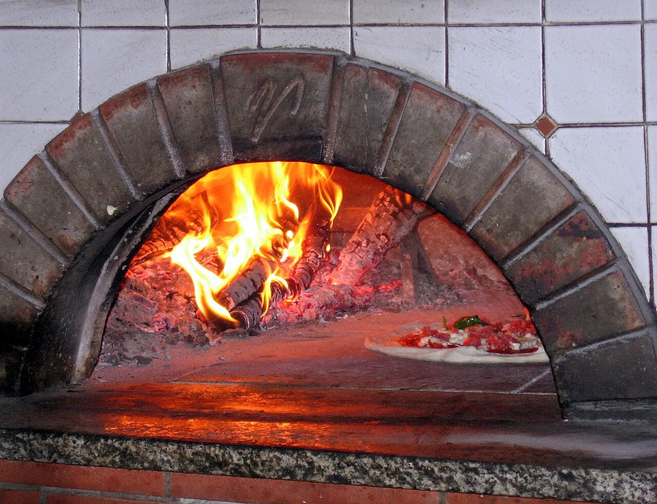 Fermentación de pizza en heladera: tiempos, temperatura y cantidad de levadura. Imagen ilustrativa gastronómica.