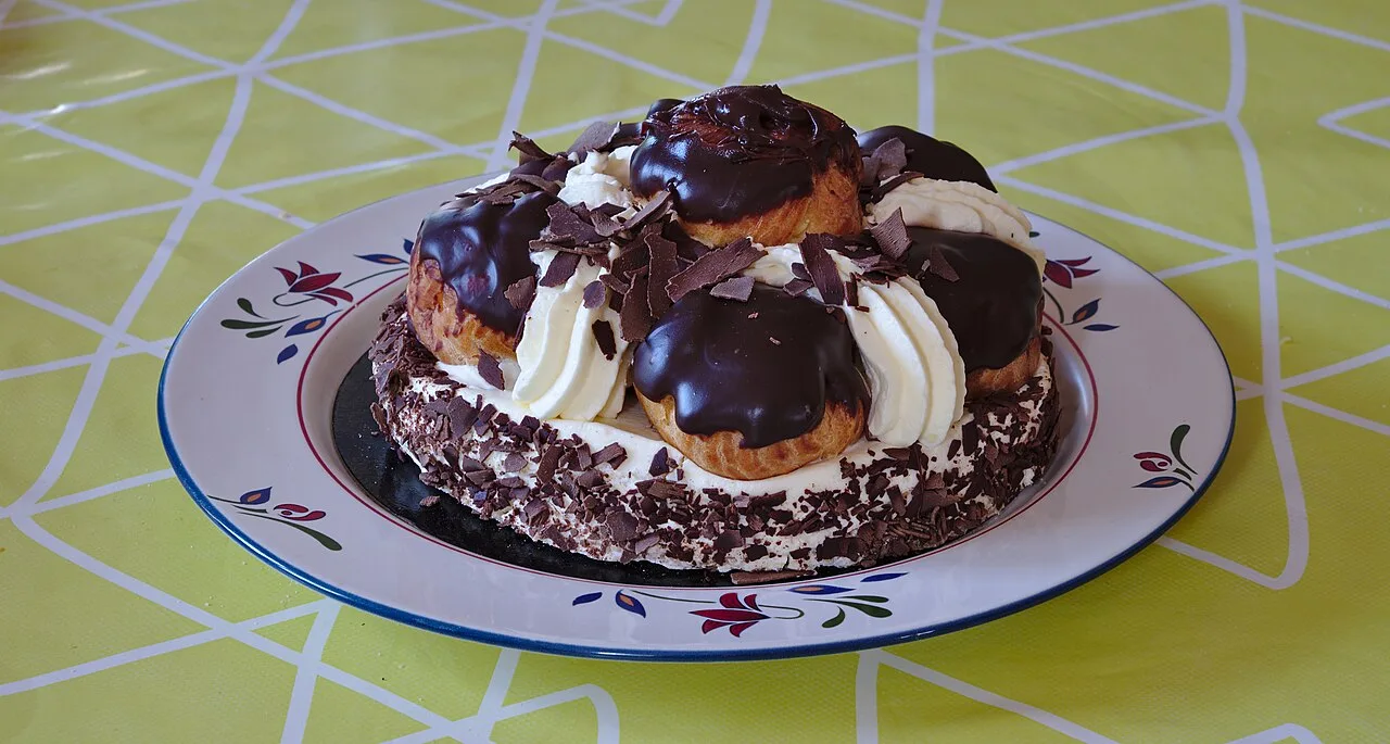 Ganache lisa: proporciones de chocolate y crema para baño, relleno y trufas. Imagen ilustrativa gastronómica.