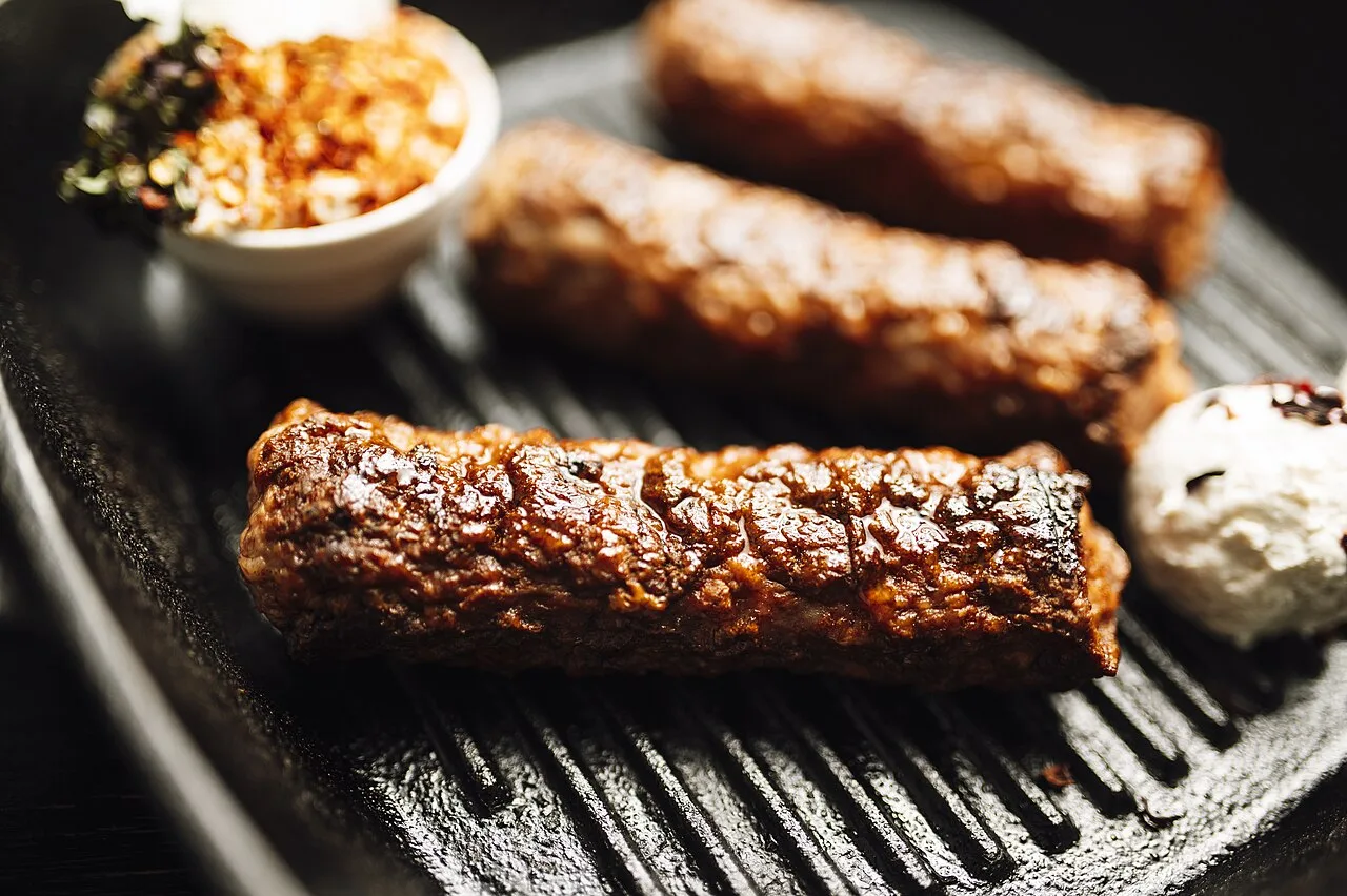 Cómo guardar y aprovechar sobras de asado en sándwiches, tartas y salteados. Imagen ilustrativa gastronómica.