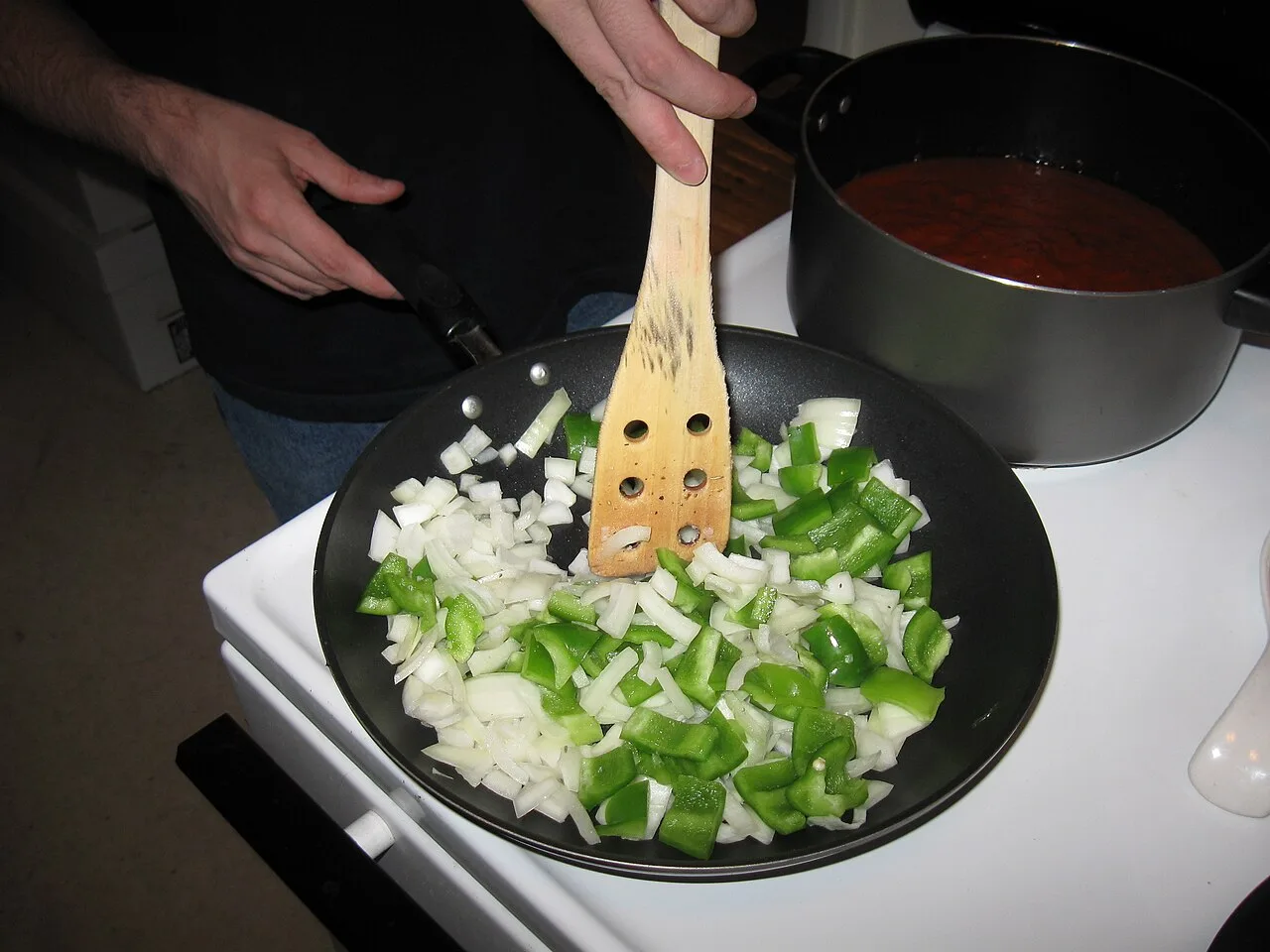 Huevos duros fáciles de pelar y sin aro verde: hervor controlado y baño de hielo. Imagen ilustrativa gastronómica.
