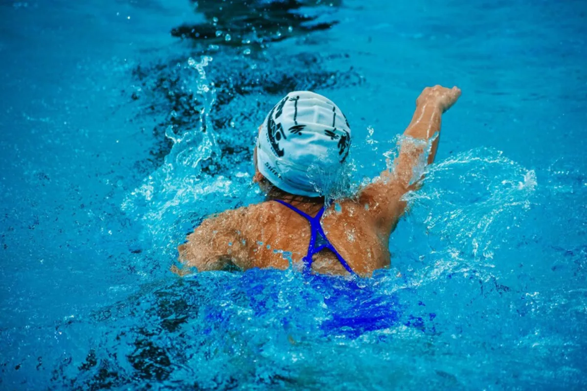 Por qué la piscina es el mejor ejercicio a partir de los 60 años, según la ciencia