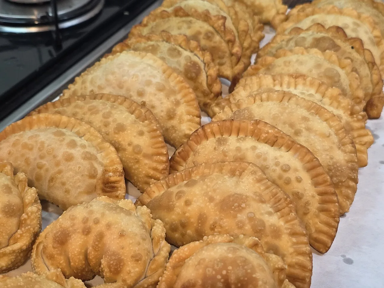 Cómo recalentar empanadas y pizza sin ablandarlas. Imagen ilustrativa gastronómica.
